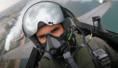 Το μήνυμα του πιλότου της ομάδας «ΖΕΥΣ» για την 28η Οκτωβρίου: «Μία λέξη αλλάζει την ιστορία: ΟΧΙ»