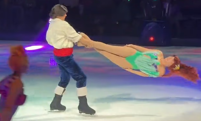 Σοκάρει ατύχημα σε παράσταση του «Disney on Ice»: Η στιγμή που η Άριελ «εκτοξεύεται» στον πάγο