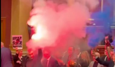 Ξανά χάος στο αλβανικό κοινοβούλιο: Βουλευτές της αντιπολίτευσης άναψαν καπνογόνα (βίντεο)