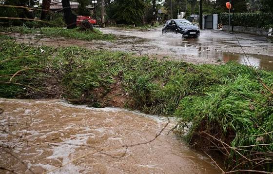 Εικόνες καταστροφής σε Πήλιο και Σκιάθο μετά την κακοκαιρία: Πλημμύρισαν σπίτια και καταστήματα