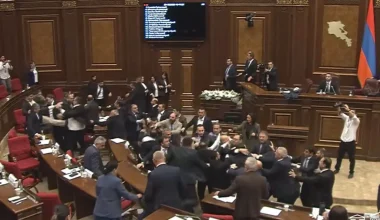 Άγριο ξύλο στη Βουλή της Αρμενίας: Βουλευτές «πιάστηκαν» στα χέρια και διακόπηκε η συνεδρίαση