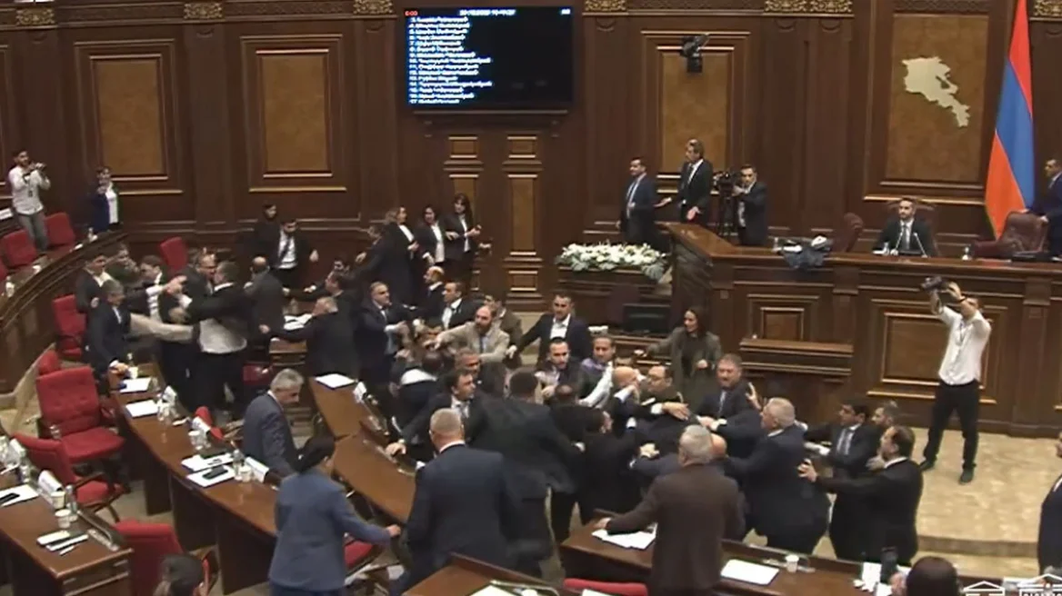 Άγριο ξύλο στη Βουλή της Αρμενίας: Βουλευτές «πιάστηκαν» στα χέρια και διακόπηκε η συνεδρίαση