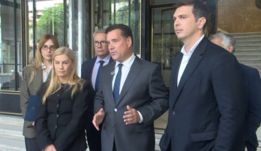 Χαμός στο δημαρχείο Χανίων με τον Αδωνι Γεωργιάδη: «Και Α και ΟΥ και ΟΥ, να ο τηλεγκουρού» (βίντεο)