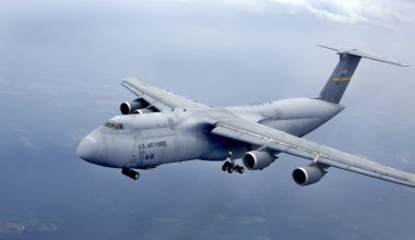 ΗΠΑ-Ισραήλ ετοιμάζονται: 10 βαρέα αμερικανικά μεταφορικά μεταφέρουν όπλα σε ισραηλινές βάσεις