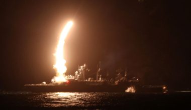 Οι ΗΠΑ κτύπησαν με τουλάχιστον τέσσερις πυραύλους ιρανική ναυτική βάση στο Μπαντάρ-ε Τζασκ