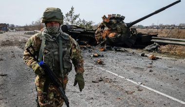 Ουκρανός παραδόθηκε δίχως δεύτερη σκέψη στους Ρώσους κι εξήγησε τον λόγο – Δείτε βίντεο
