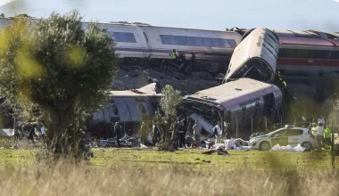 Σιδηροδρομική τραγωδία στην Ισπανία: Tο τρένο κινούνταν με 160 χλμ./ώρα πριν από τη φονική σύγκρουση