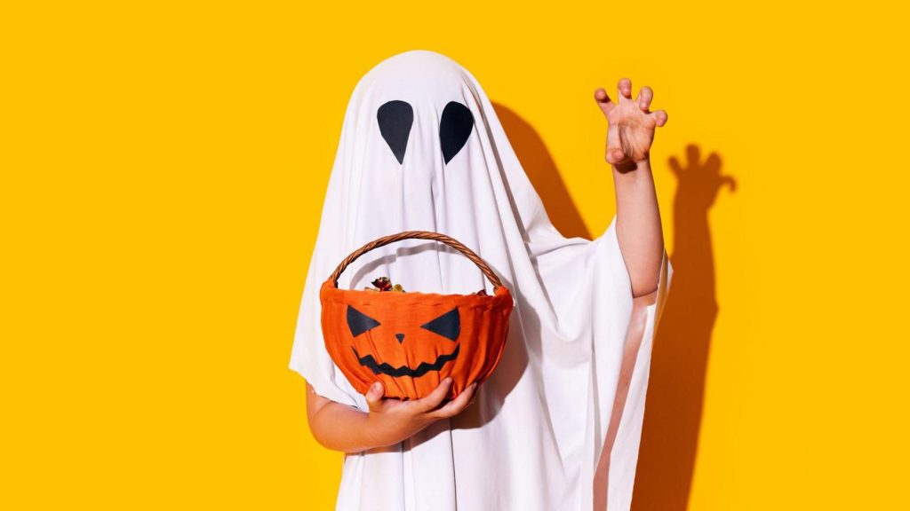 Halloween: Η ιστορία πίσω από τις μεταμφιέσεις, τις φωτισμένες κολοκύθες και το «Trick or Treat»