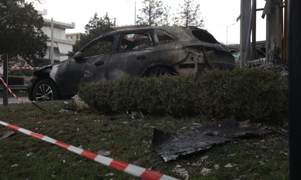 Στις φλόγες τυλίχθηκε αντιπροσωπεία αυτοκινήτων στη λεωφόρο Βουλιαγμένης στη Γλυφάδα (upd)