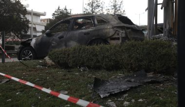 Στις φλόγες τυλίχθηκε αντιπροσωπεία αυτοκινήτων στη λεωφόρο Βουλιαγμένης στη Γλυφάδα (upd)