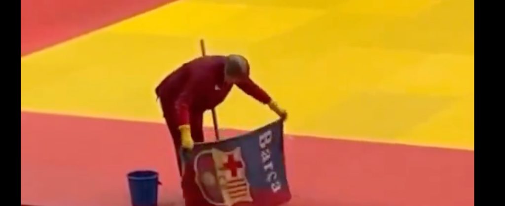 Σάλος με πετσέτα της Μπαρτσελόνα που χρησιμοποιήθηκε ως σφουγγαρίστρα στο Καζακστάν (βίντεο)