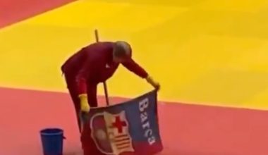 Σάλος με πετσέτα της Μπαρτσελόνα που χρησιμοποιήθηκε ως σφουγγαρίστρα στο Καζακστάν (βίντεο)