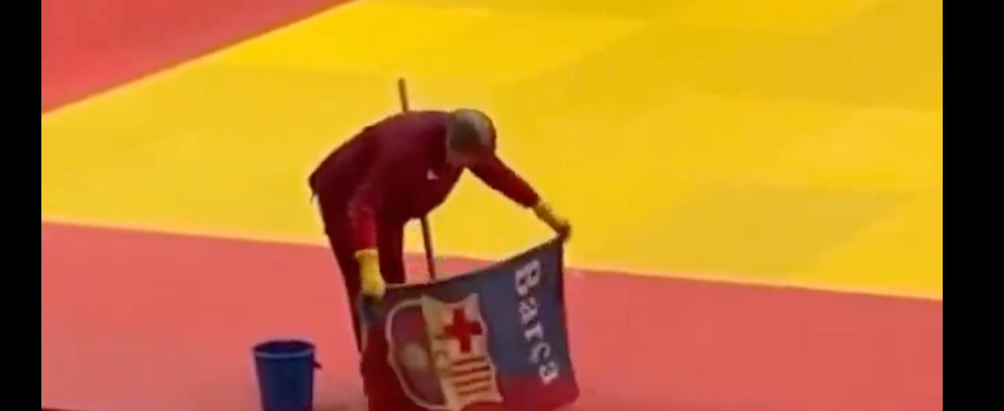 Σάλος με πετσέτα της Μπαρτσελόνα που χρησιμοποιήθηκε ως σφουγγαρίστρα στο Καζακστάν (βίντεο)