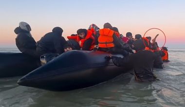 Γαλλία: «Θα σε σκοτώσω» είπε παράνομος μετανάστης με μαχαίρι και ανέβηκε στην λέμβο  (βίντεο)