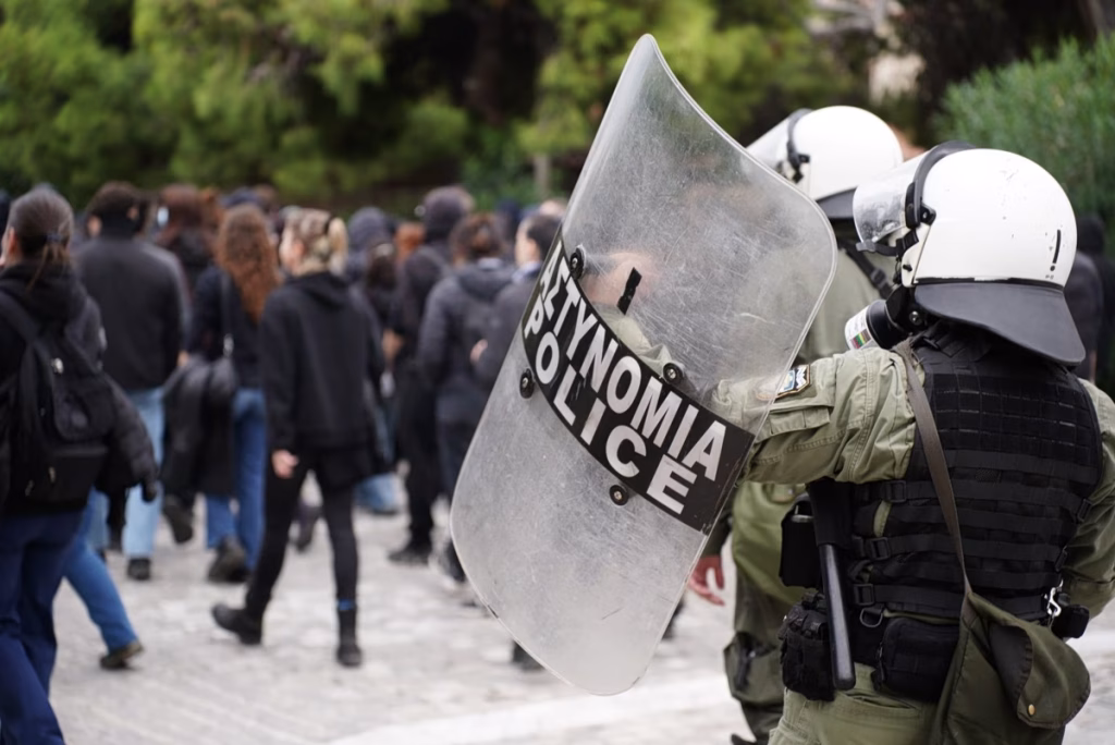 Τέσσερις προσαγωγές και μία σύλληψη σε πορεία αναρχικών στο κέντρο της Αθήνας