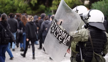 Τέσσερις προσαγωγές και μία σύλληψη σε πορεία αναρχικών στο κέντρο της Αθήνας