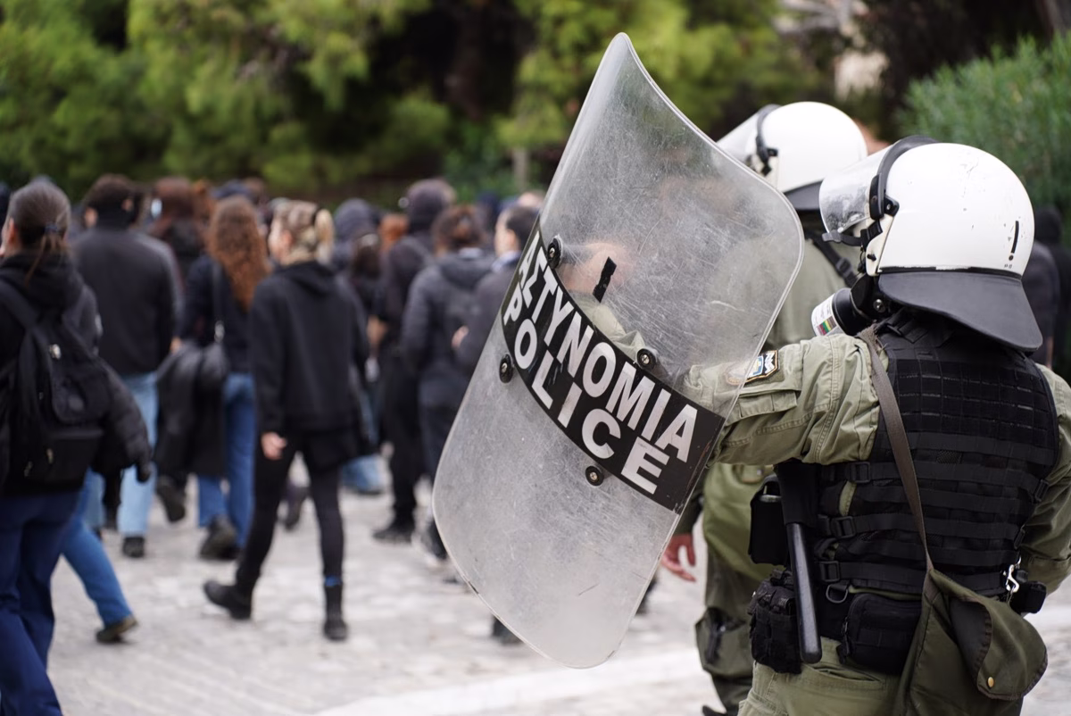 Τέσσερις προσαγωγές και μία σύλληψη σε πορεία αναρχικών στο κέντρο της Αθήνας