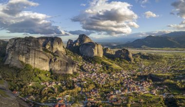 Καστράκι: Το παραδοσιακό χωριό κάτω από τους επιβλητικούς βράχους των Μετεώρων