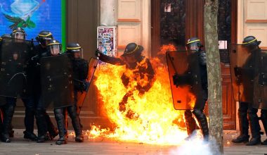 «Τυλίχθηκε» στις φλόγες! – Παράνομοι μετανάστες έριξαν μολότοφ σε αστυνομικό στο Παρίσι (βίντεο)