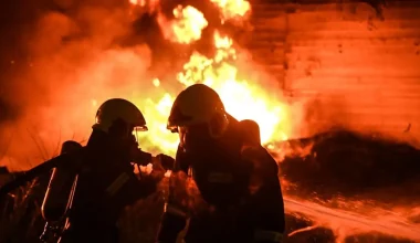 Στις φλόγες τυλίχθηκε αντιπροσωπεία αυτοκινήτων στη λεωφόρο Βουλιαγμένης στη Γλυφάδα