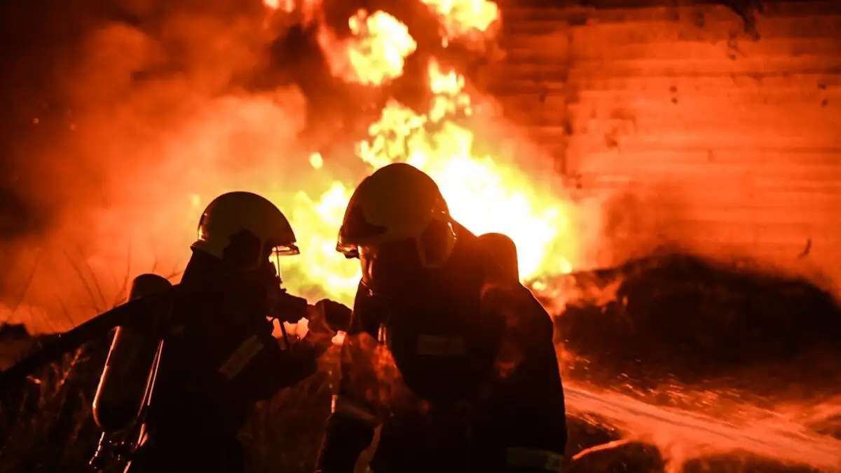 Στις φλόγες τυλίχθηκε αντιπροσωπεία αυτοκινήτων στη λεωφόρο Βουλιαγμένης στη Γλυφάδα