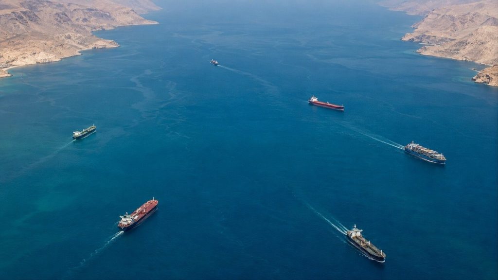 Περσικός Κόλπος: Πλοίο δέχθηκε πλήγμα από βλήμα κοντά στις ακτές του Ιράν