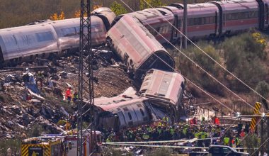 Ισπανία: Επέστρεψαν στην Ελλάδα οι τρεις επιζώντες από τη φονική σύγκρουση τρένων
