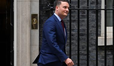 Ο Βρετανός ΥΠΑΜ γεμίζει τα ντουλάπια του με κονσέρβες και τρόφιμα μακράς διάρκειας