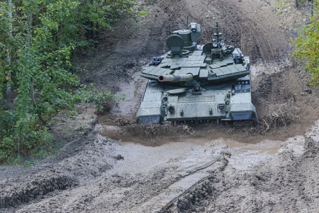 Δείτε πώς ένα πανάκριβο ρωσικό T-90Μ αξίας 4 εκατ. ευρώ διαλύθηκε από τρία πάμφθηνα drones (βίντεο)