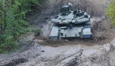 Δείτε πώς ένα πανάκριβο ρωσικό T-90Μ αξίας 4 εκατ. ευρώ διαλύθηκε από τρία πάμφθηνα drones (βίντεο)