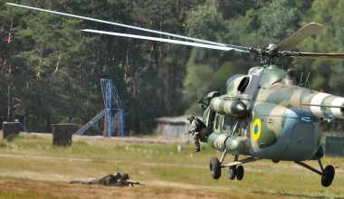 Εντυπωσιακά πλάνα: Με πυρομαχικά διασποράς οι Ρώσοι κατέστρεψαν δύο ελικόπτερα Mi-8/Μi-17 (βίντεο)